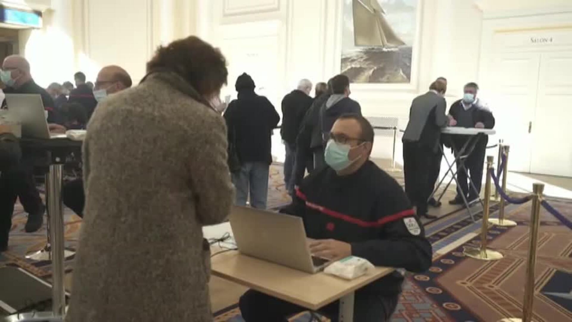 Disneyland París, convertido en centro de vacunación