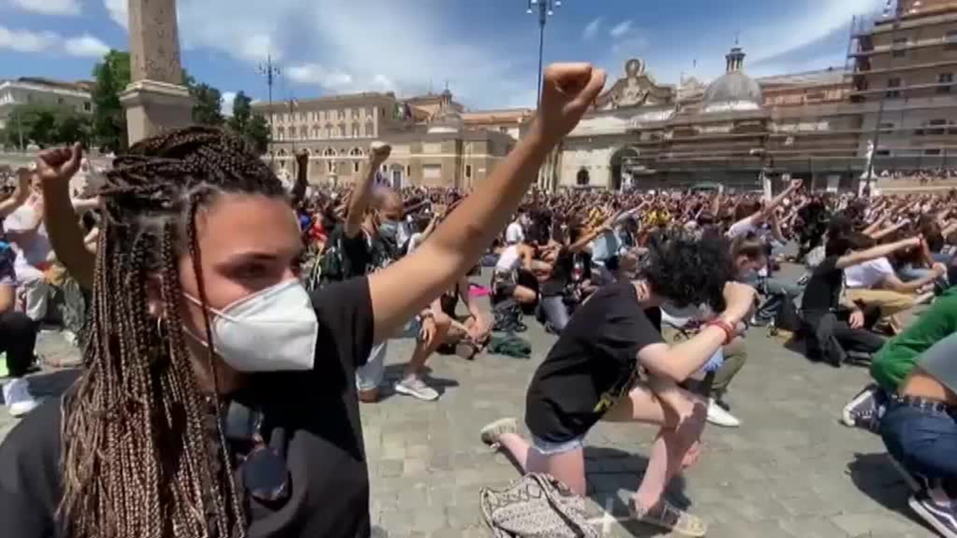Miles de personas hincan la rodilla en Roma en memoria de George Floyd