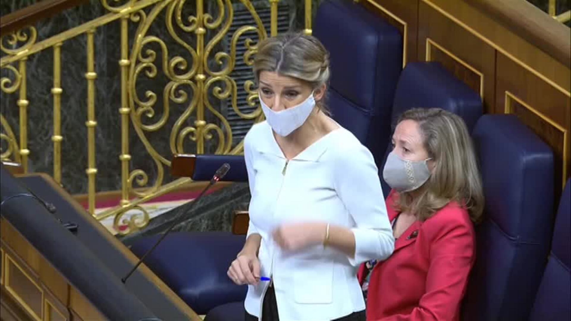 Gesto contrariado de Nadia Calviño cuando la ministra de Trabajo ha prometido derogar la reforma laboral