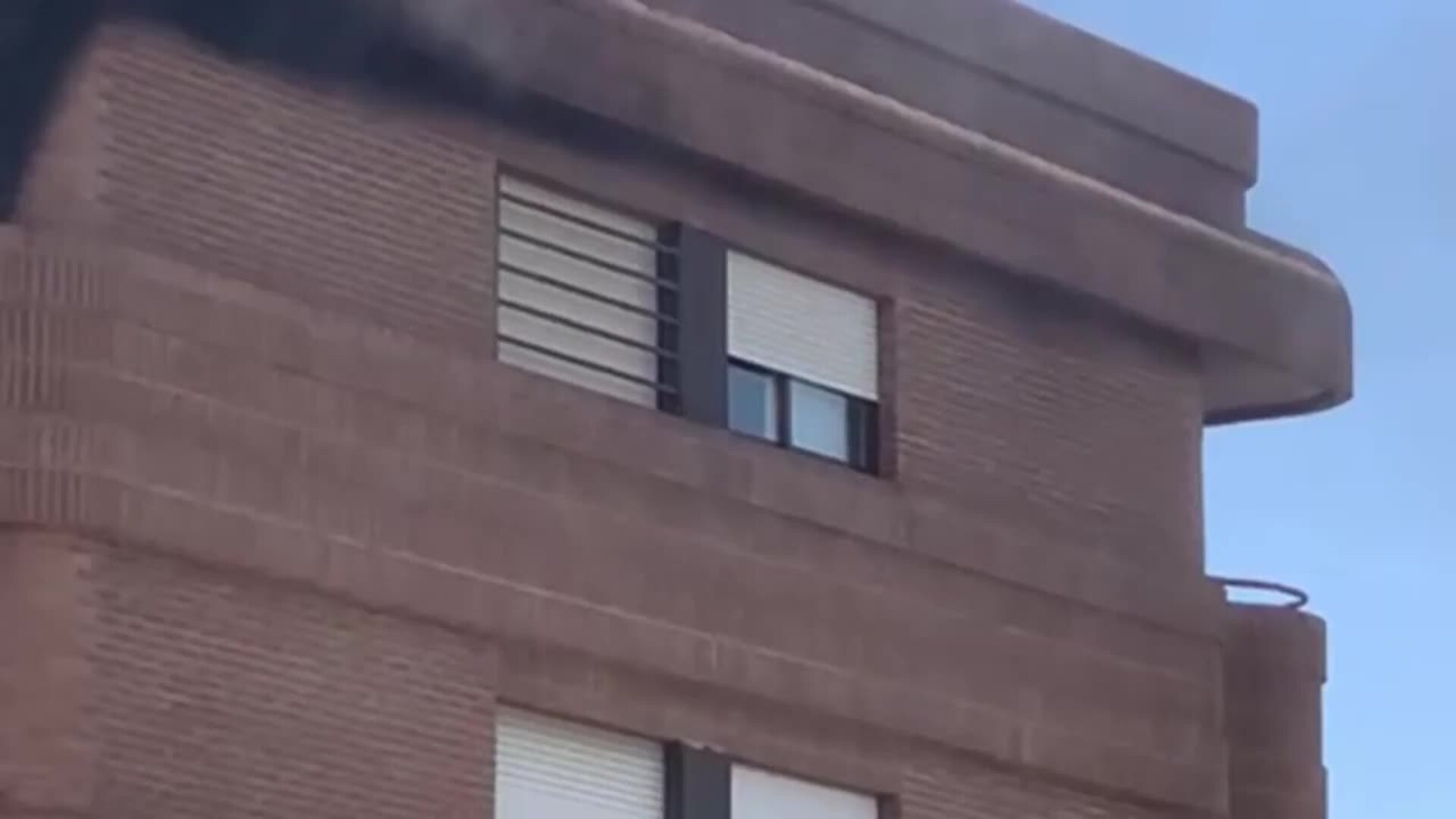 Un incendio en Valencia deja una persona hospitalizada por intoxicación