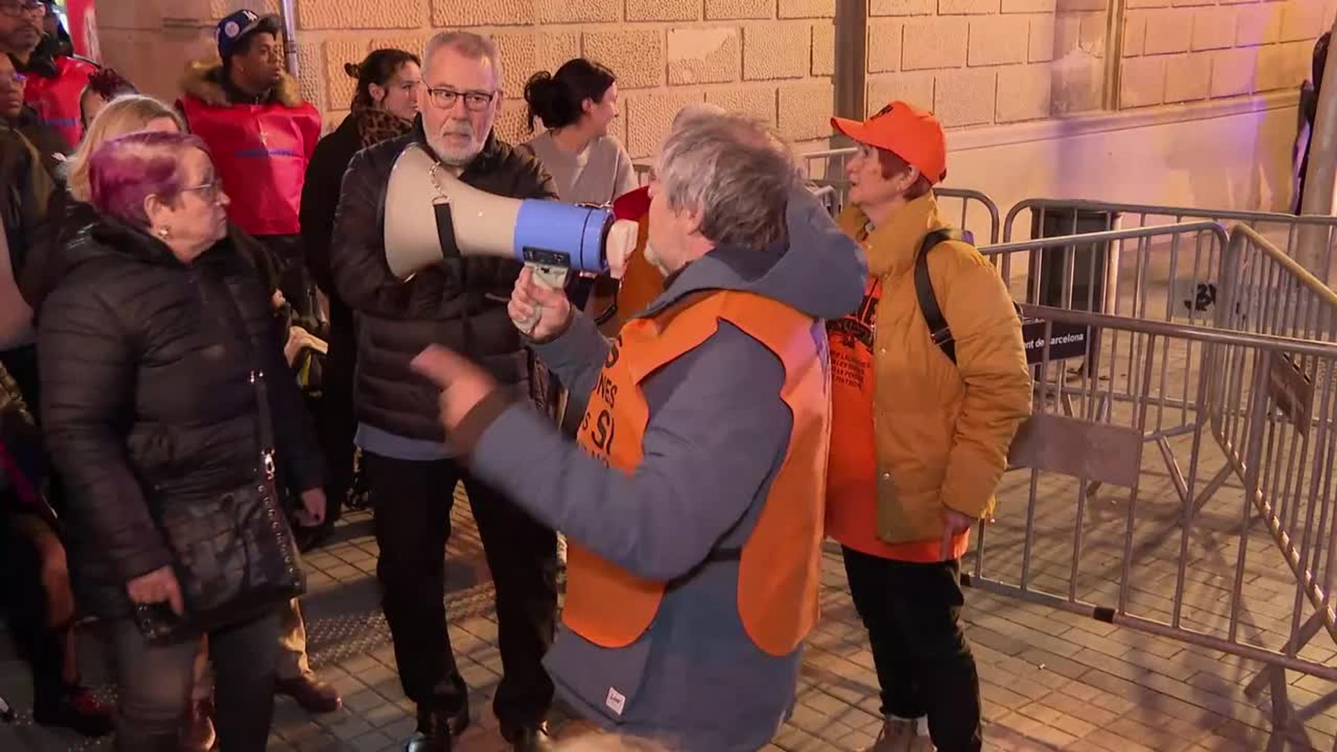 Unas 200 personas se concentran ante la sede de Junts tras tumbar el ...