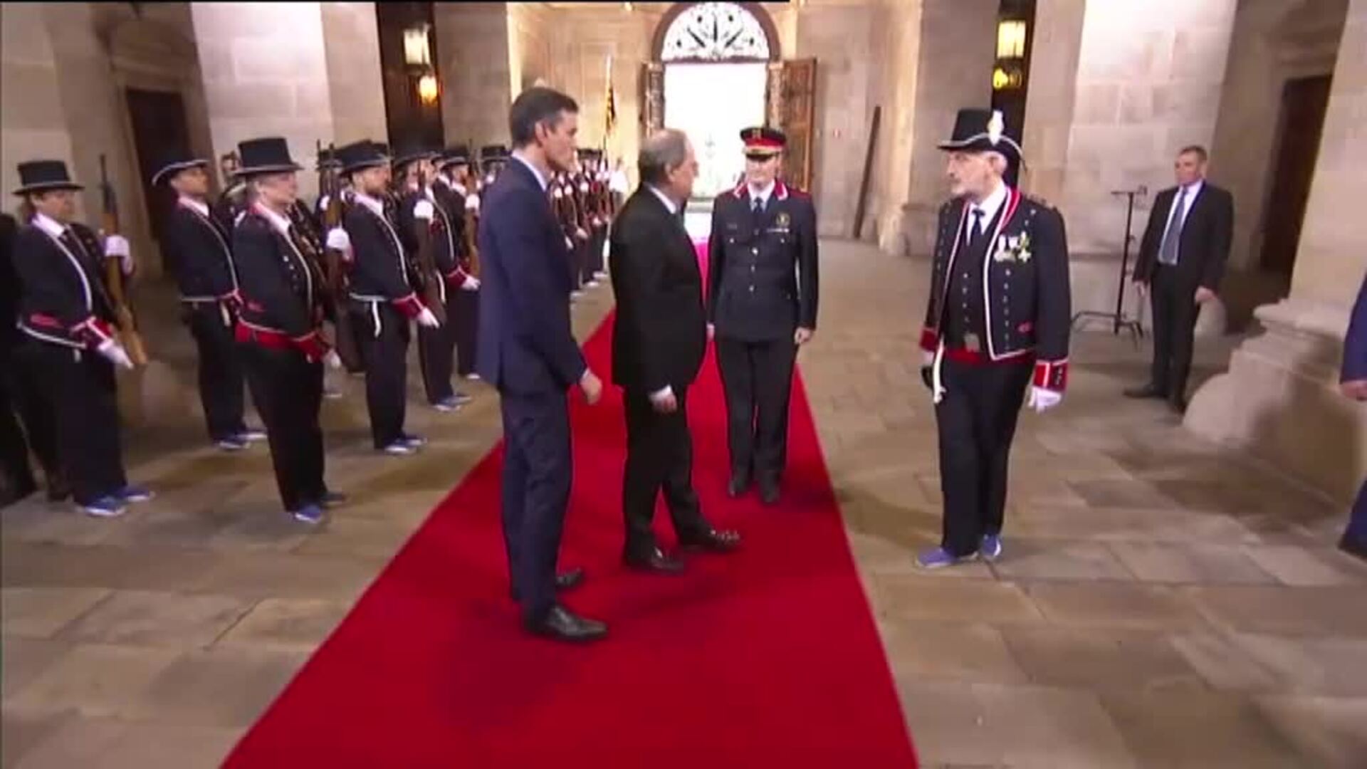 Torra recibe a Sánchez en el Palau Generalitat con la Guardia de Honor de los Mossos
