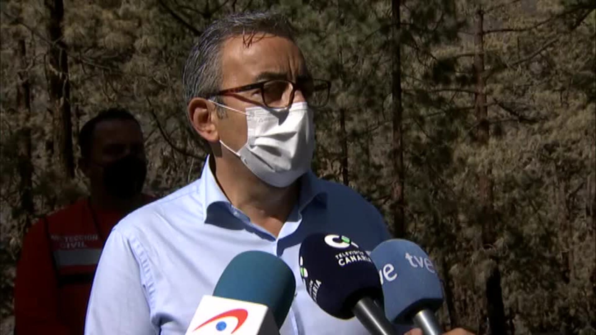 Los medios antiincendios logran estabilizar el fuego en la localidad tinerfeña de Arico