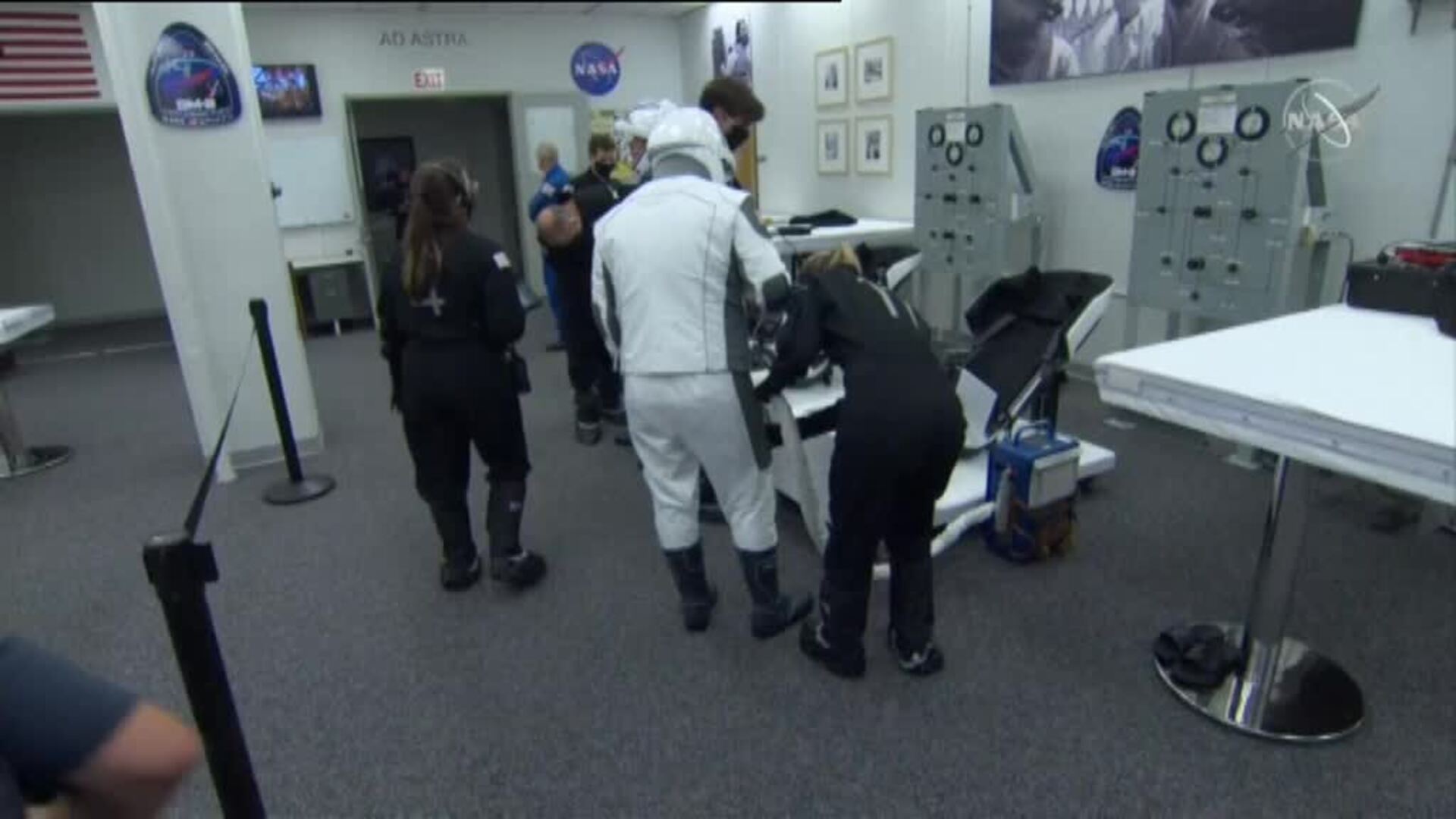 Los astronautas del primer vuelo espacial tripulado de SpaceX se preparan para el lanzamiento