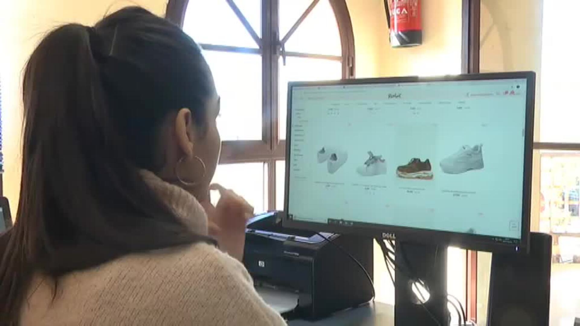 Tiendas llenas para comprar los últimos regalos de reyes