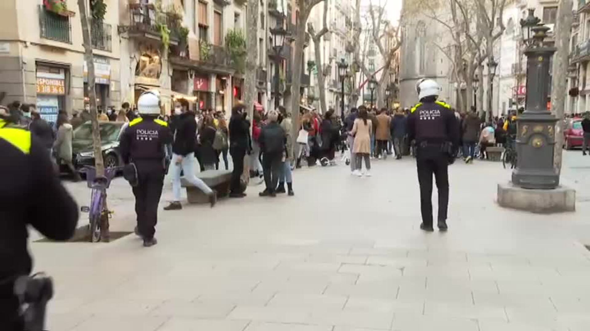 Nueva tarde de aglomeraciones y botellón en el Born a pesar de las restricciones