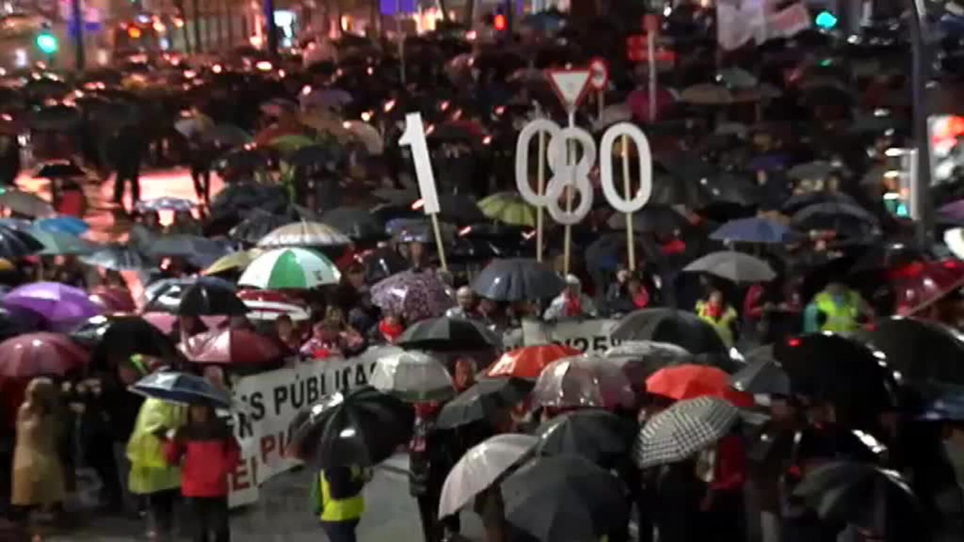 Miles de personas en Bilbao desafían a la lluvia y al frío en defensa de las pensiones