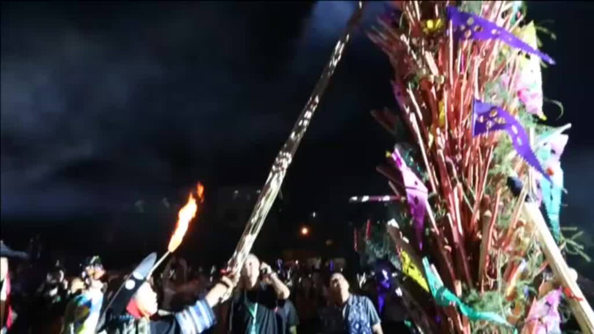Cien mil personas se dan cita en el Festival chino de la Antorcha de Weishan