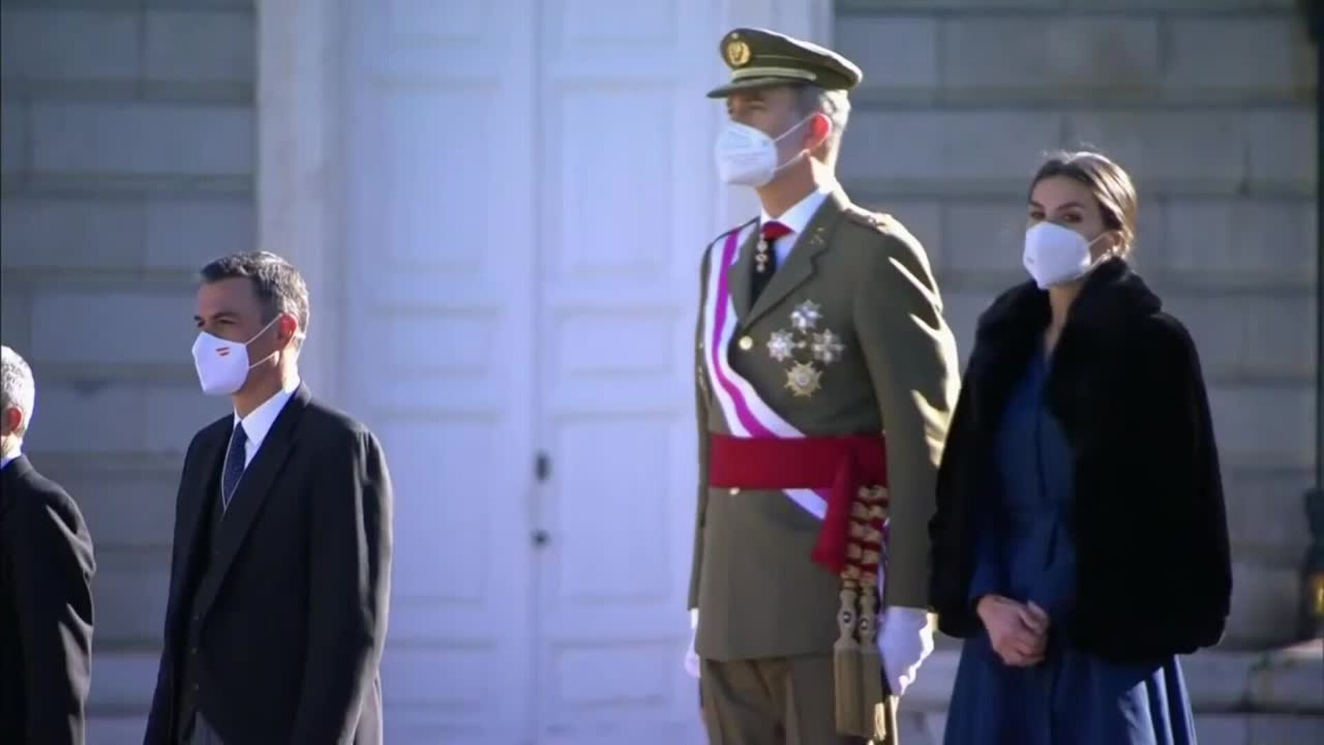 La Reina reaparece en 2022 con un look tan sobrio como elegante