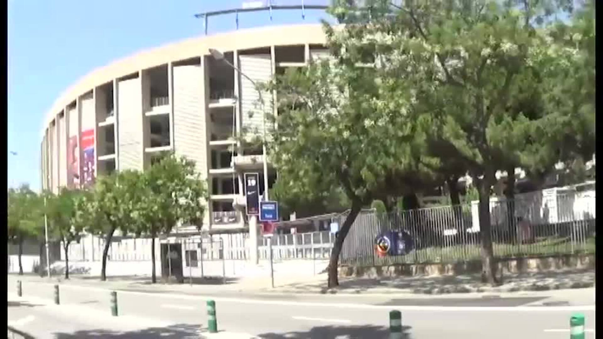 Pancarta culé en los exteriores del Camp Nou aludiendo a la posibilidad de que el Espanyol descienda esta noche