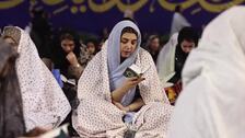 Mujeres iraníes acuden al santuario de Saleh en Teherán durante las oraciones de Laylat al-Qadr