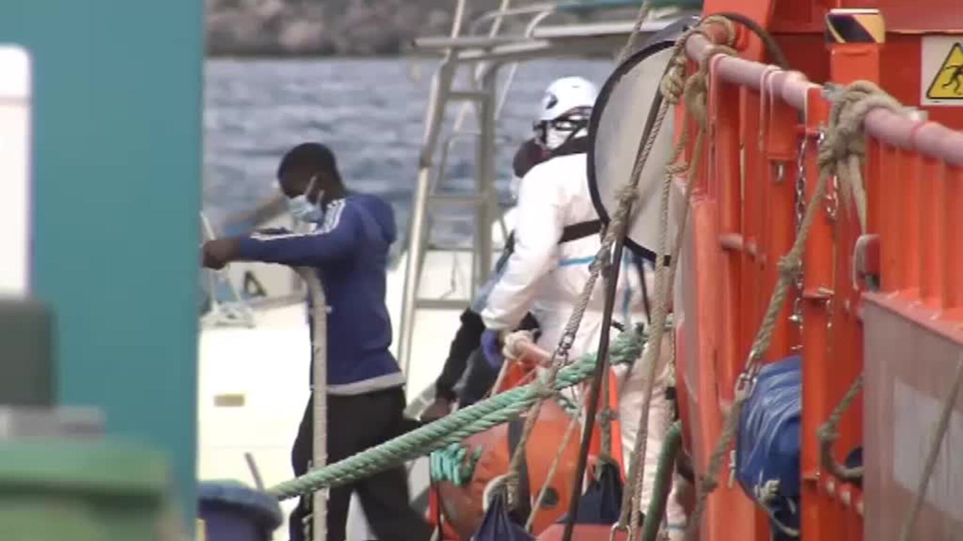 Continúa la situación crítica en el colapsado muelle de Arguineguín