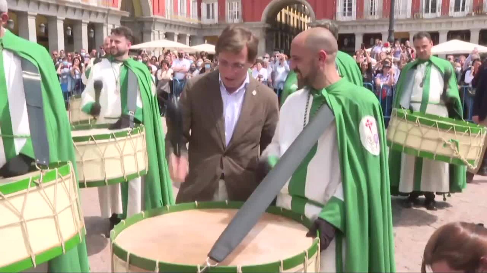 Procesiones y tamborradas ponen el punto y final a la Semana Santa en Madrid