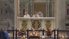 Francisco, el primero en velar a Benedicto XVI, se despide del Papa emérito: «Damos gracias a Dios por el don de este fiel servidor de la Iglesia»