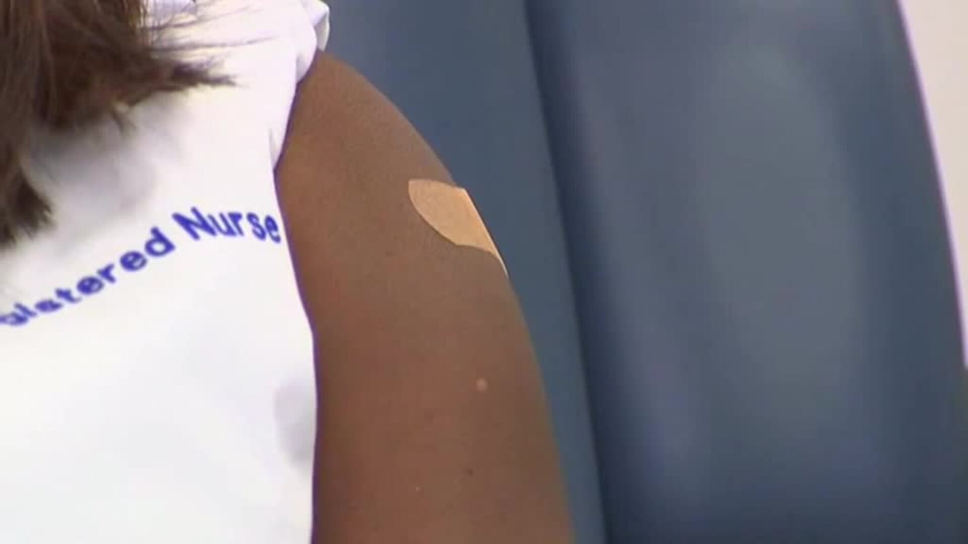 Una enfermera de Cuidados Intensivos, primera sanitaria en recibir una vacuna contra la covid en Nueva York