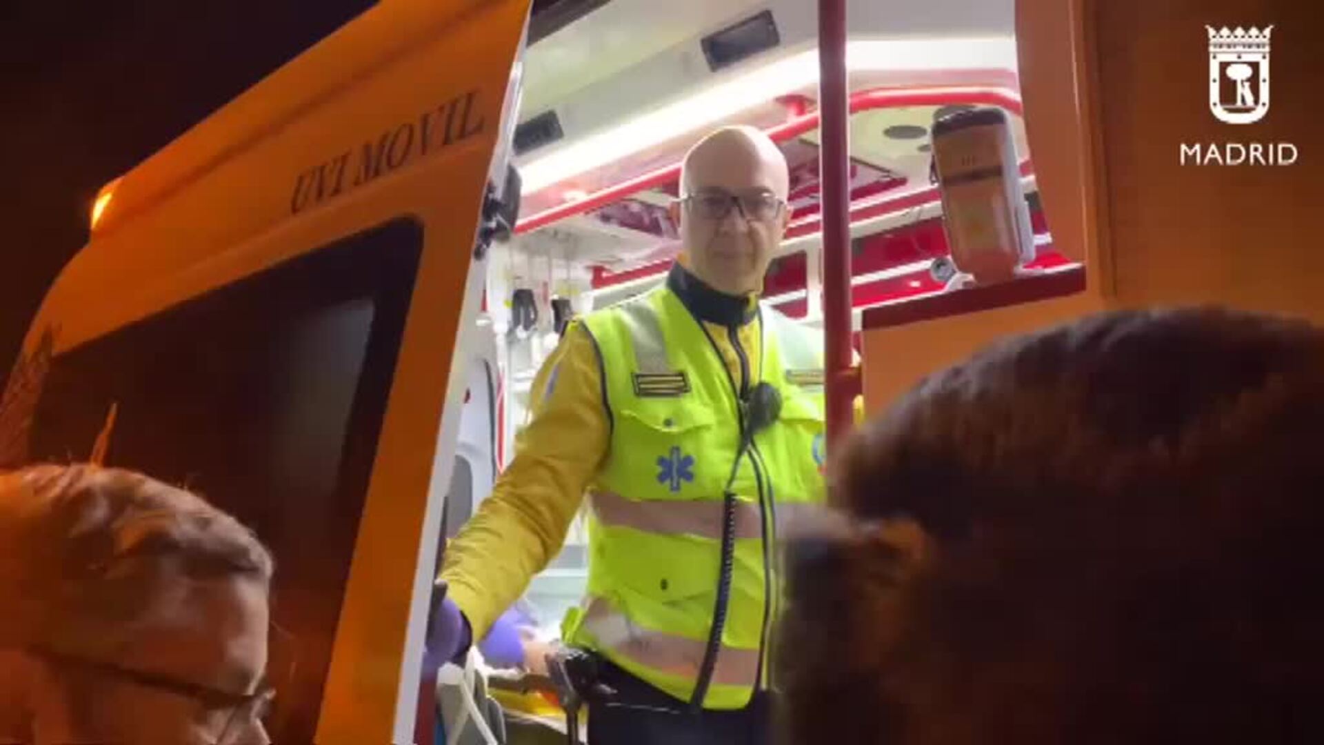 Trasladan a una mujer al hospital por inhalar humo en un incendio en Madrid