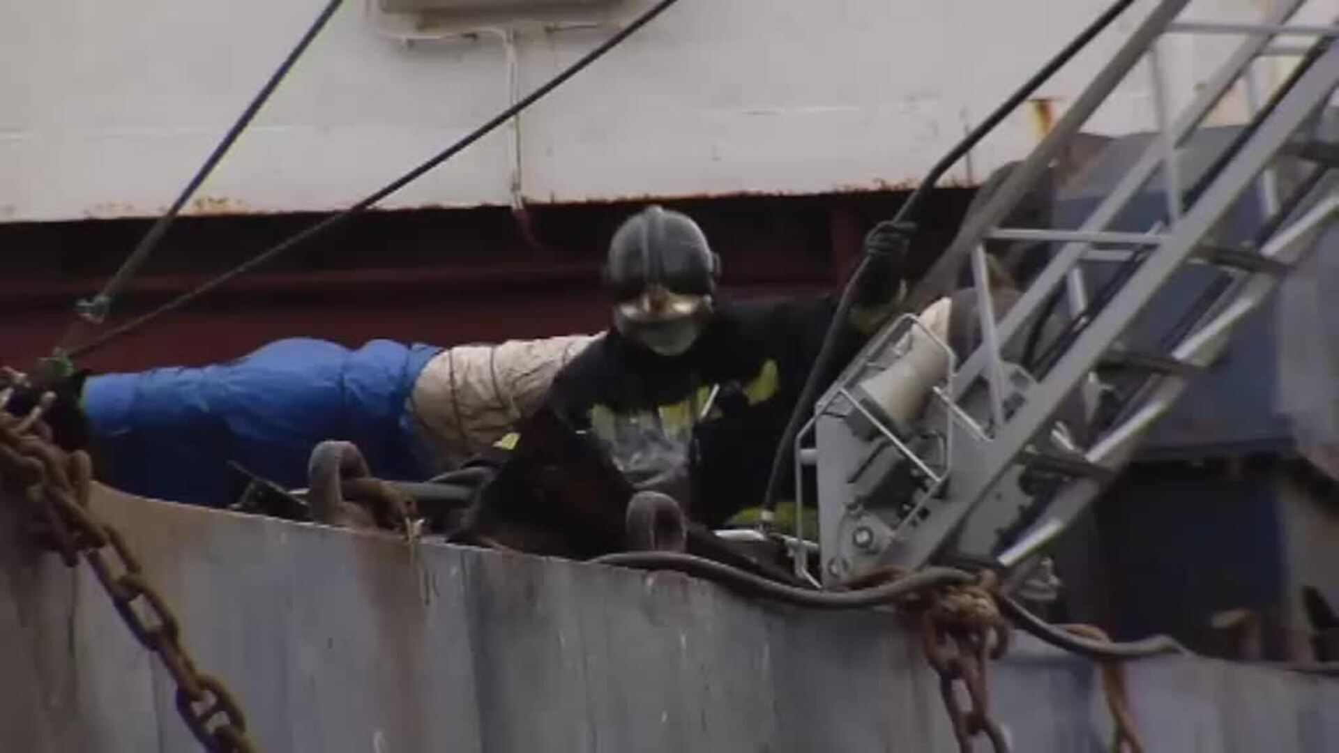 Fallecen tres marineros en el incendio de un carguero ruso atracado en el puerto de La Luz