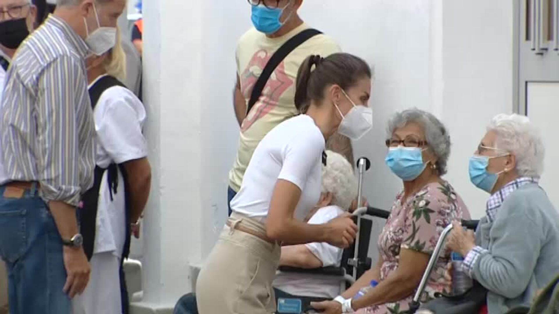 Los Reyes escuchan en Palma los testimonios de algunos evacuados por la erupción del volcán