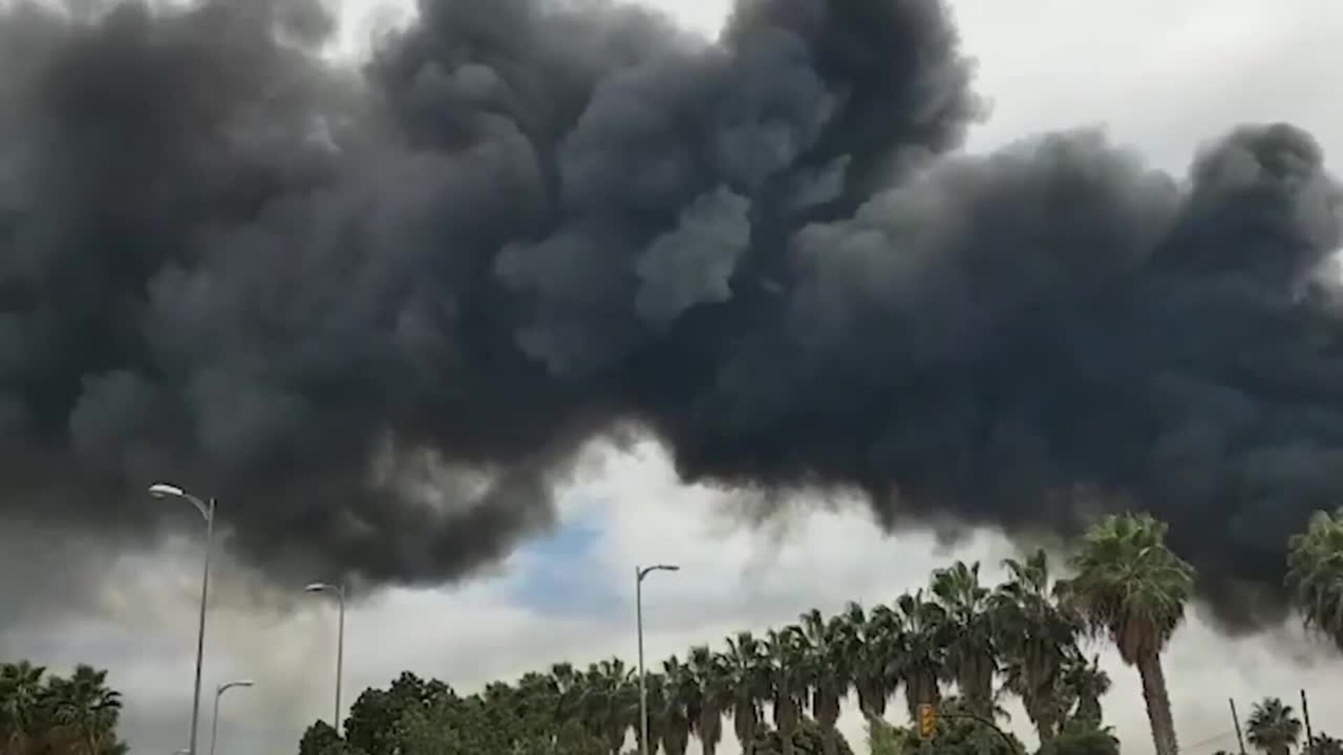 Declarado un incendio en el polígono Guadalhorce de Málaga