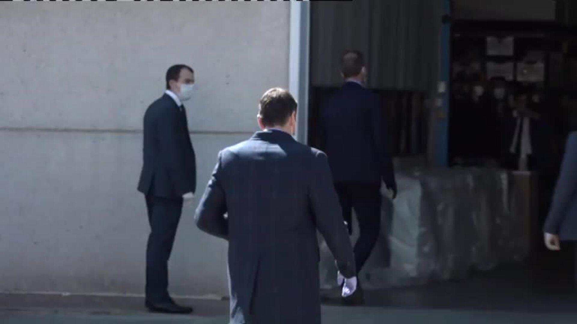 Sánchez visita una fábrica de respiradores en Móstoles