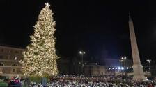 Roma comienza la Navidad con el encendido de su emblemático árbol en la Plaza del Popolo