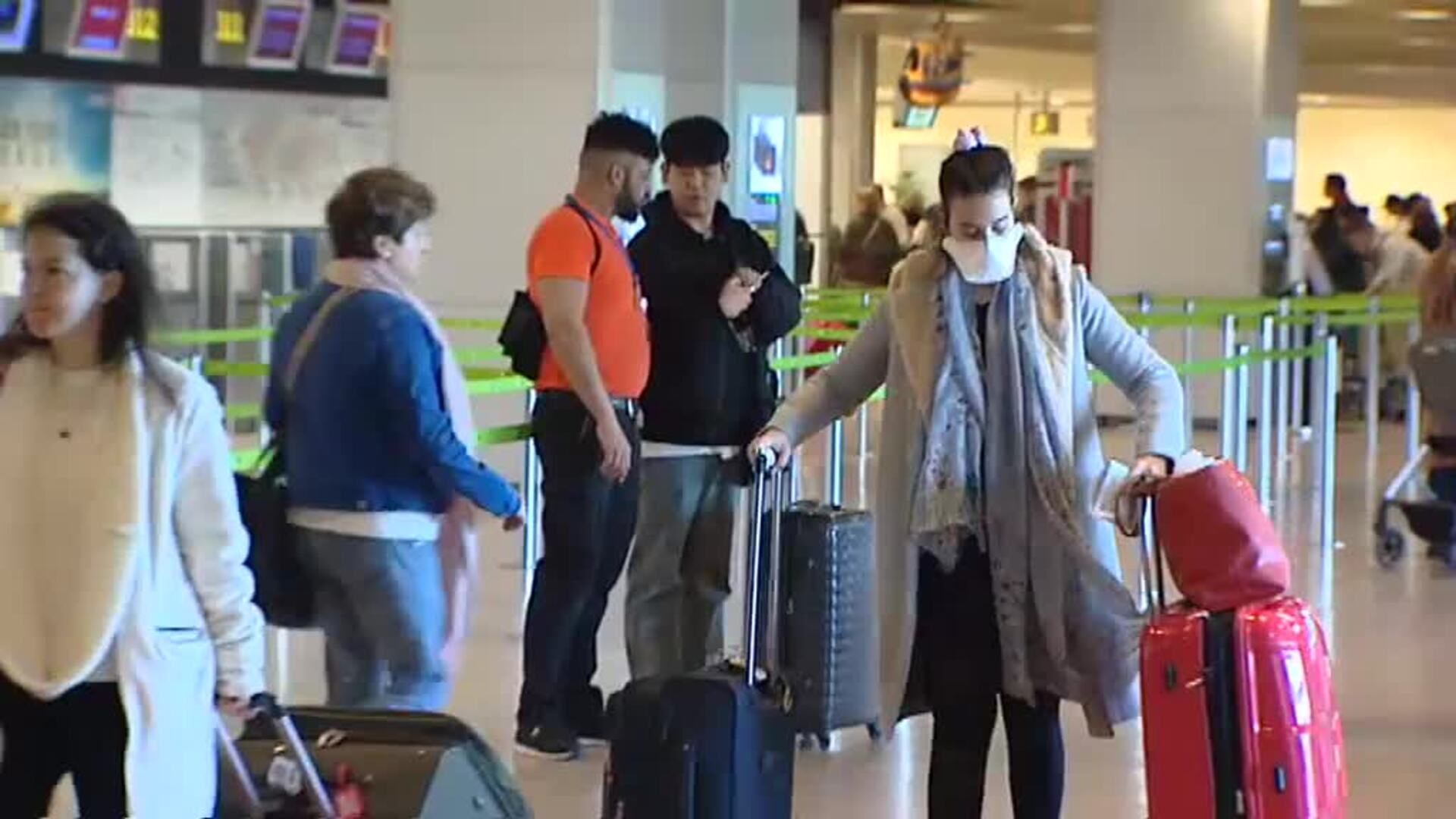 Preocupación en los aeropuertos españoles ante el regreso masivo de turistas que huyen de Italia