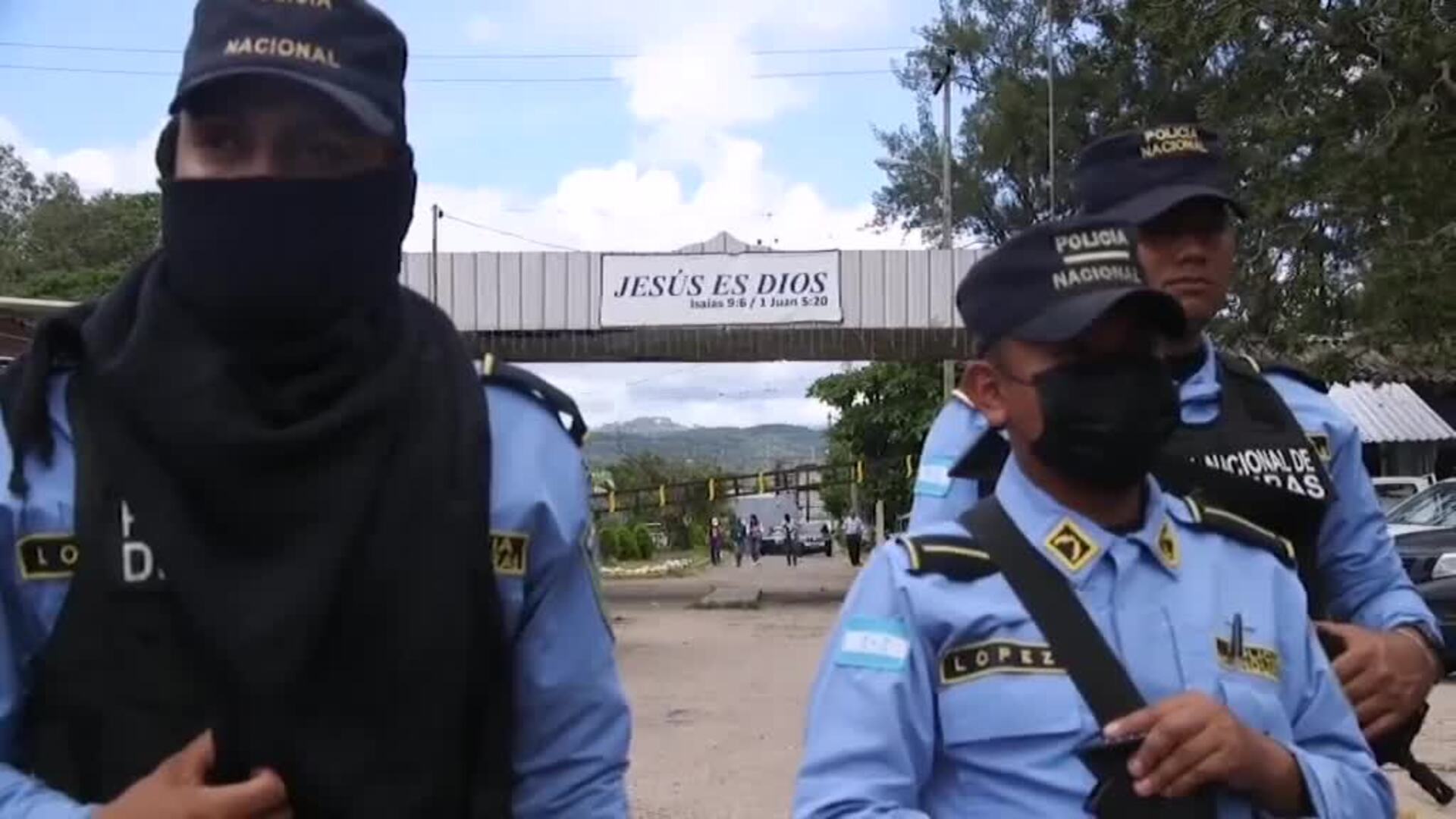 Agentes penitenciarias vigilan a unas reclusas en la cárcel