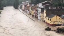 Varios conductores se suben a los techos de los coches tras quedar atrapados en un túnel de la AP7