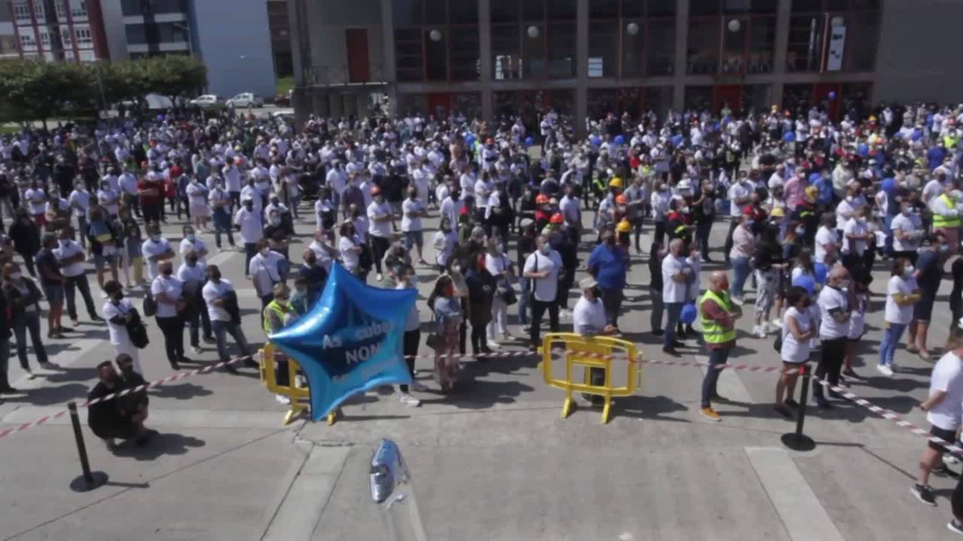 Multitudinaria concentración de vecinos y empleados de Alcoa