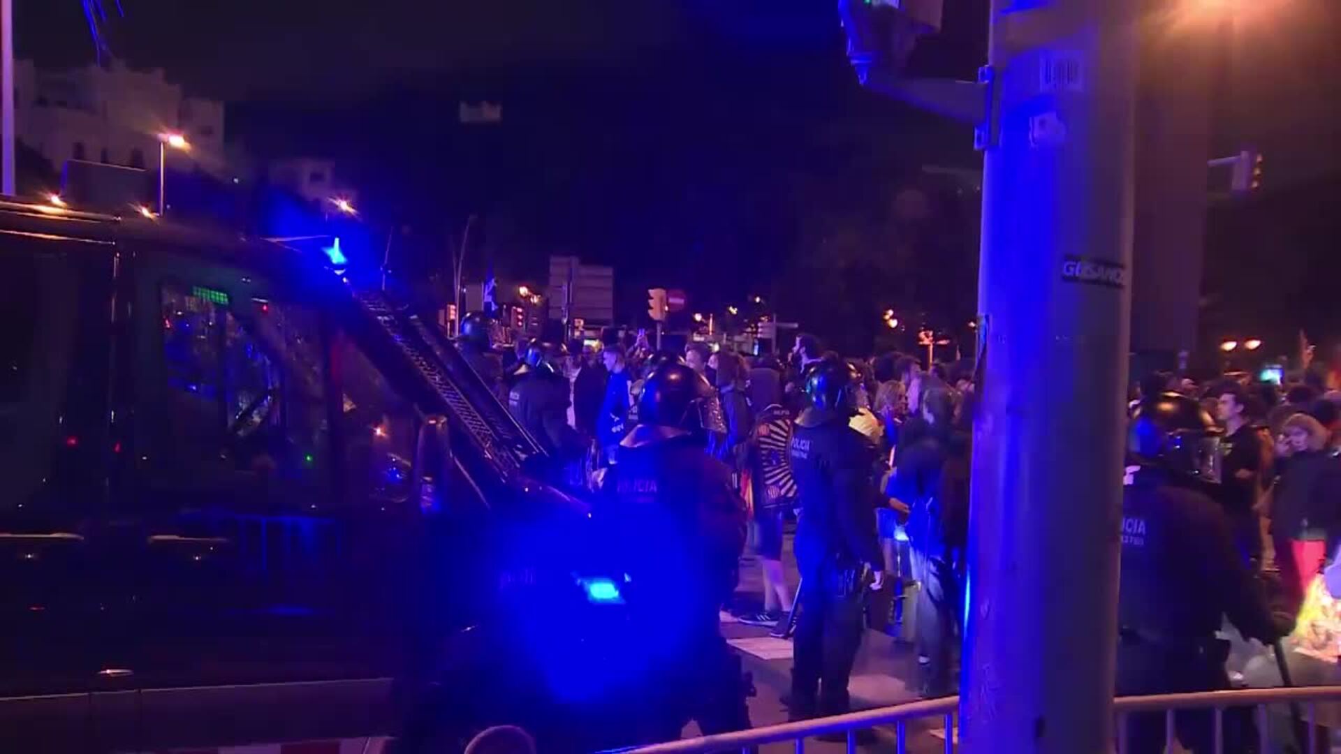 Manifestantes hacen una hoguera con fotos del Rey en Barcelona