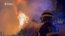 Fuego contra fuego y cargas de precisión desde el aire para atajar el incendio de Castellón