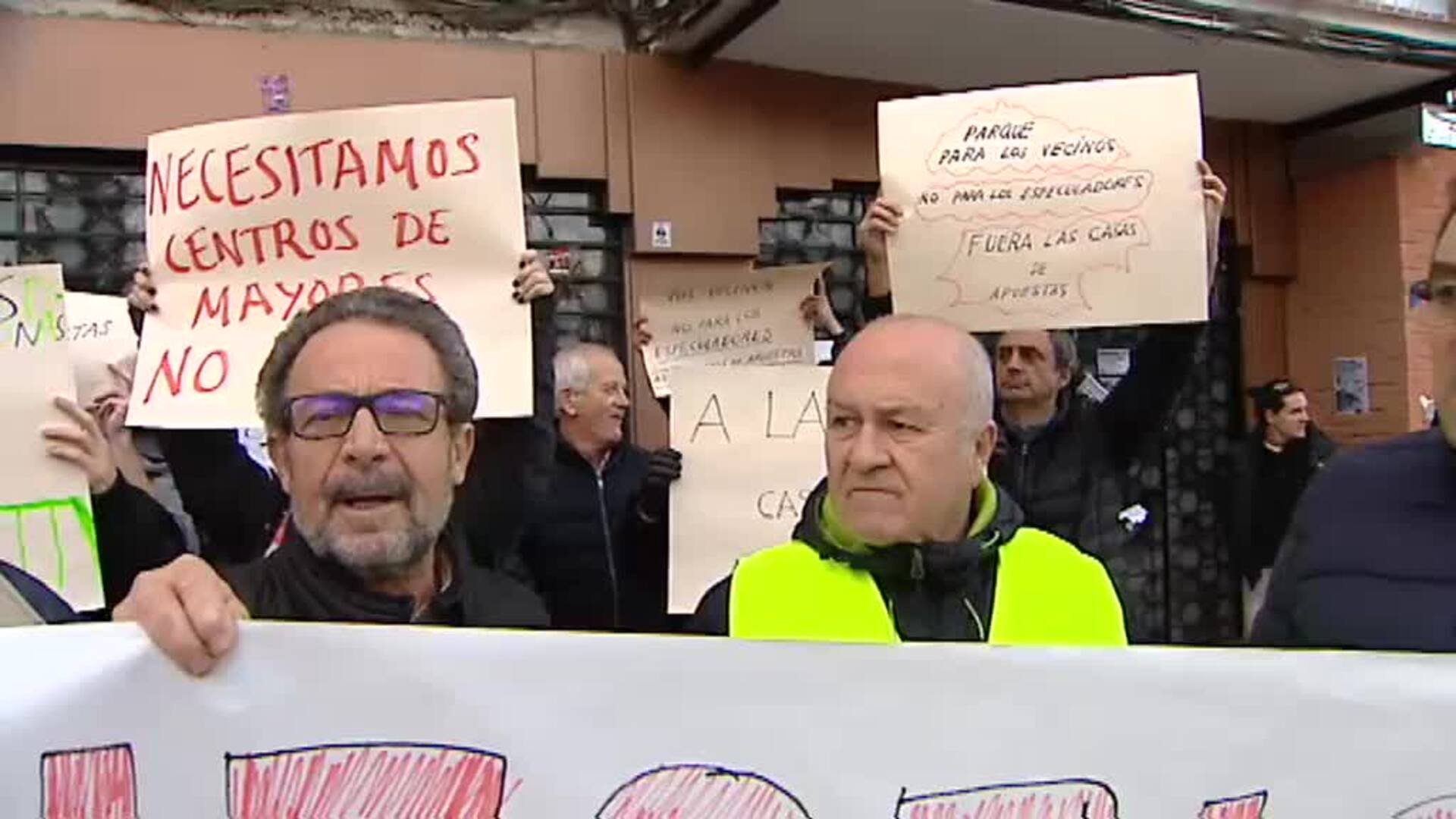 Vecinos de Aluche protestan por la reapertura de una casa de apuestas frente a un colegio