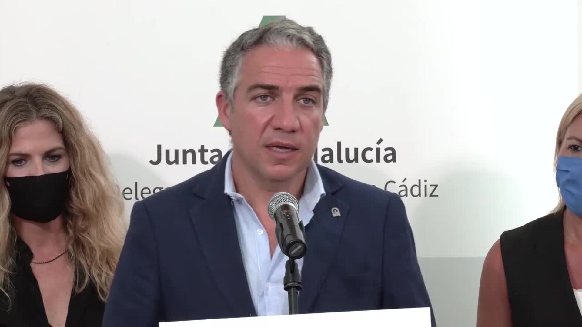 Bendodo visita la oficina de información sobre Brexit en La Línea de la Concepción