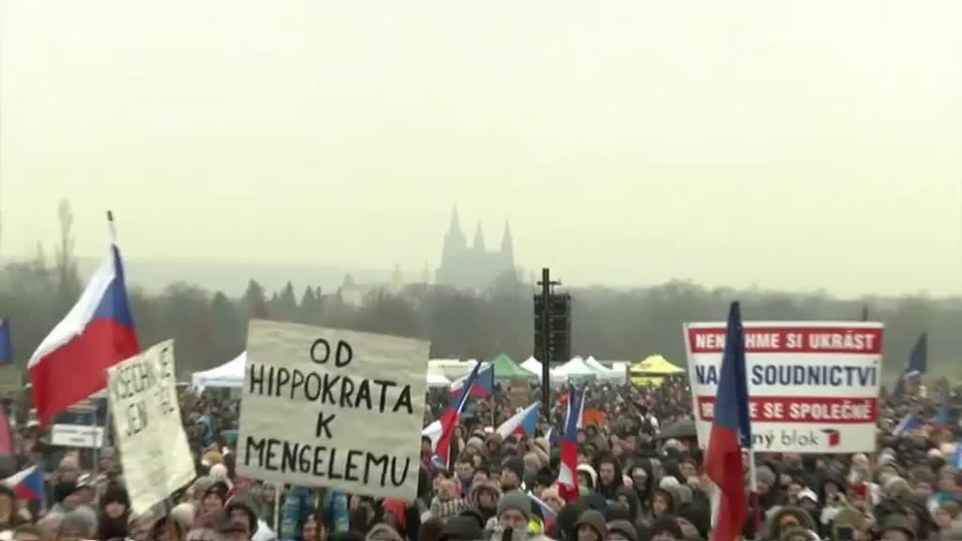 Miles de personas se manifiestan contra las restricciones en Praga
