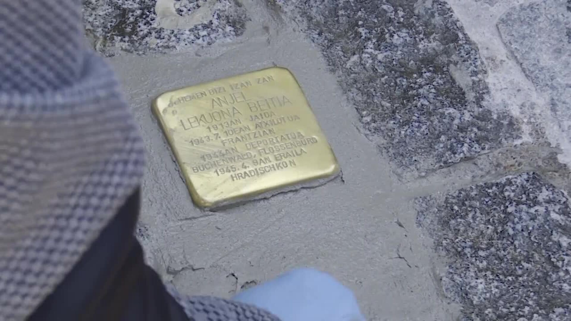 Primer Stolperstein en Euskadi en memoria del asesinado en un campo de concentración Ángel Lekuona