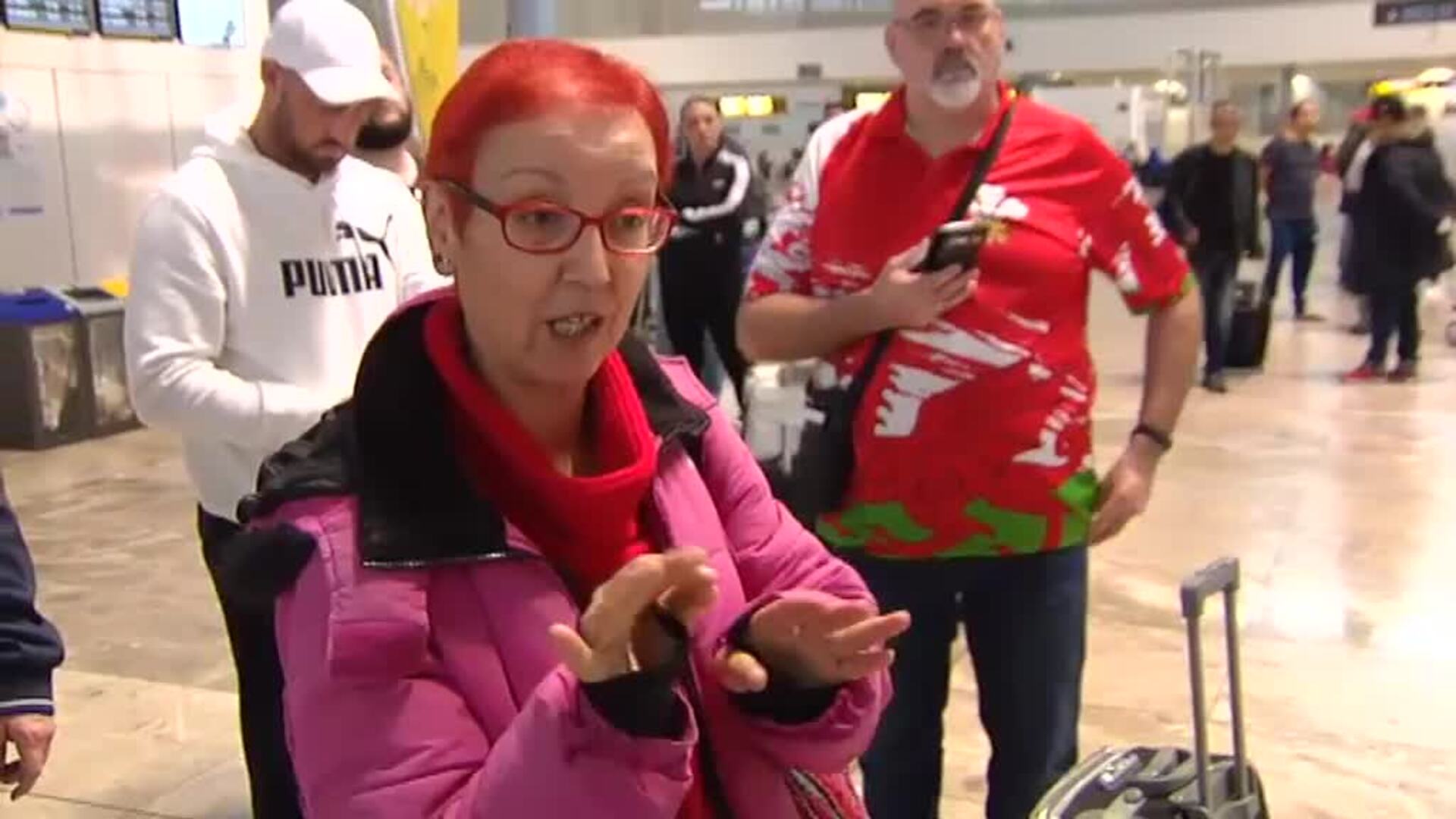 Miles de turistas abandonan España