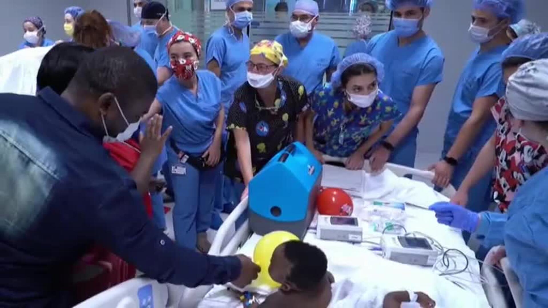 Separan con éxito a las siamesas de Camerún unidas por la columna vertebral y la cadera