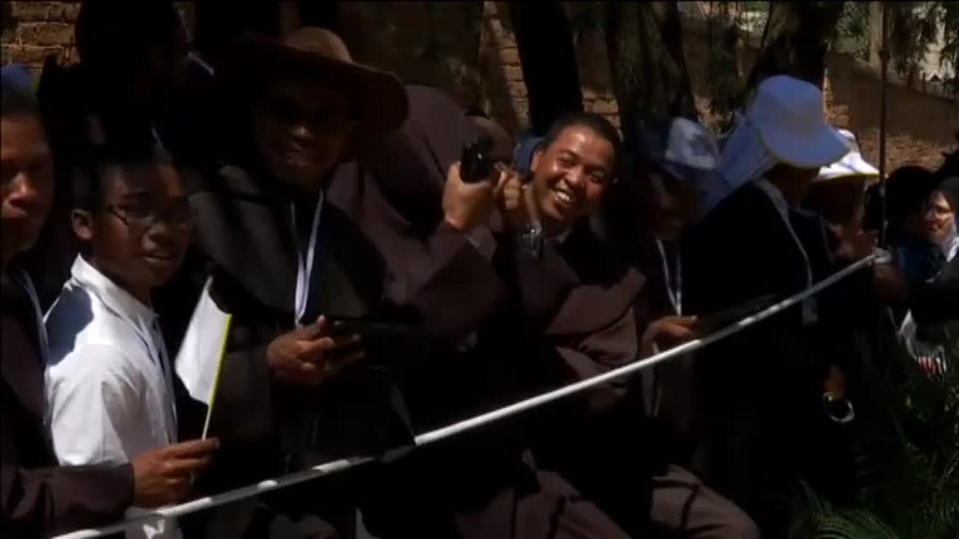 El papa Francisco visita a un grupo de monjas de clausura en Madagascar