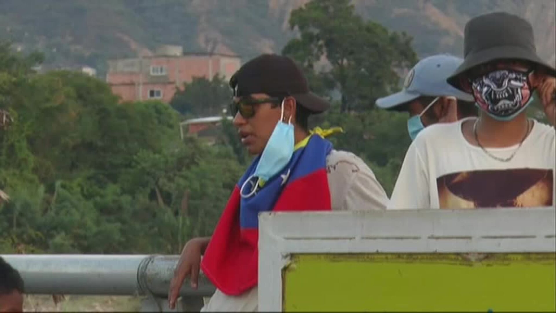 Cientos de migrantes venezolanos esperan hacinados en la frontera con Colombia poder regresar a su país