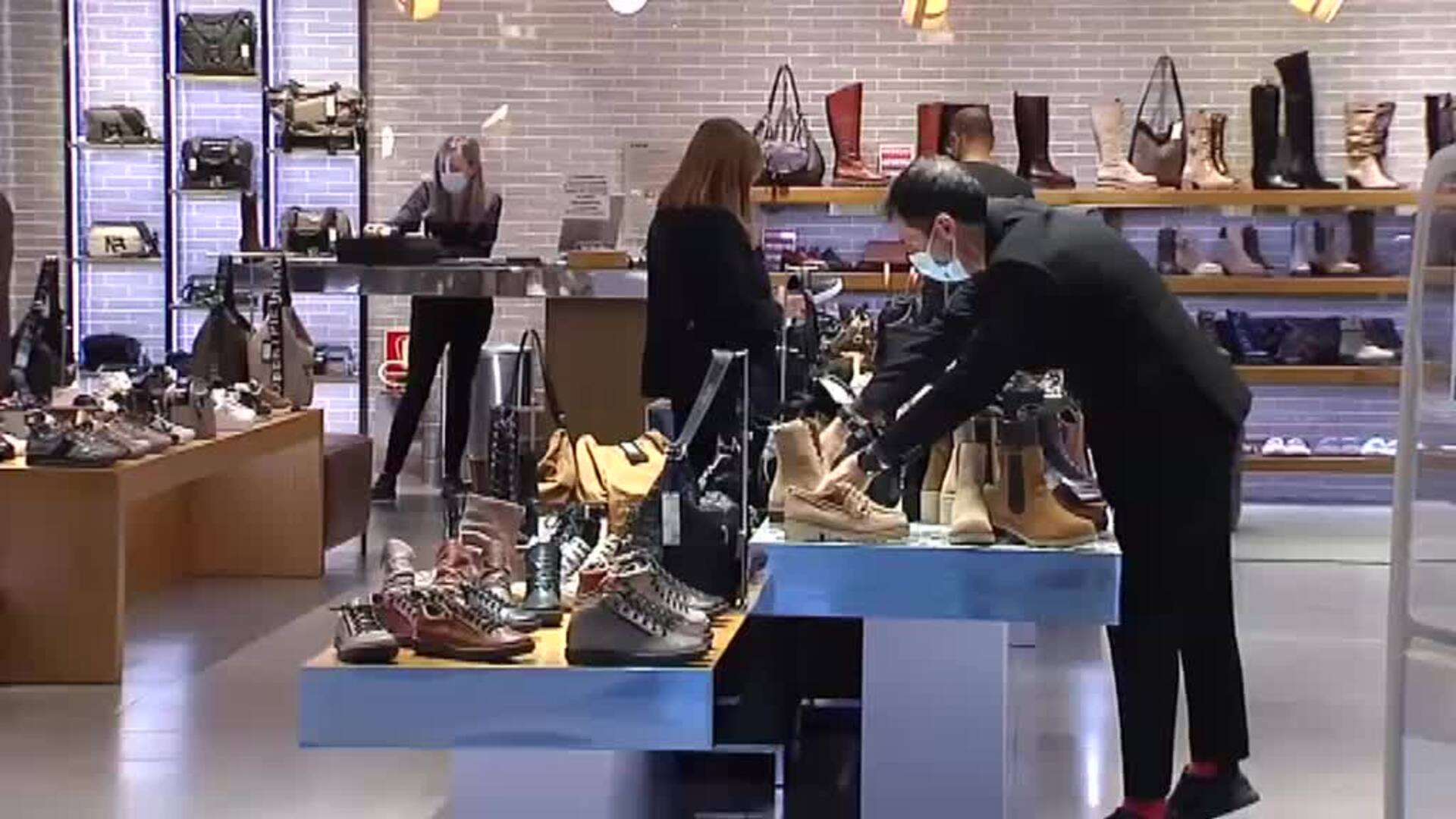 Las tarjetas ganan al efectivo para las compras de Navidad