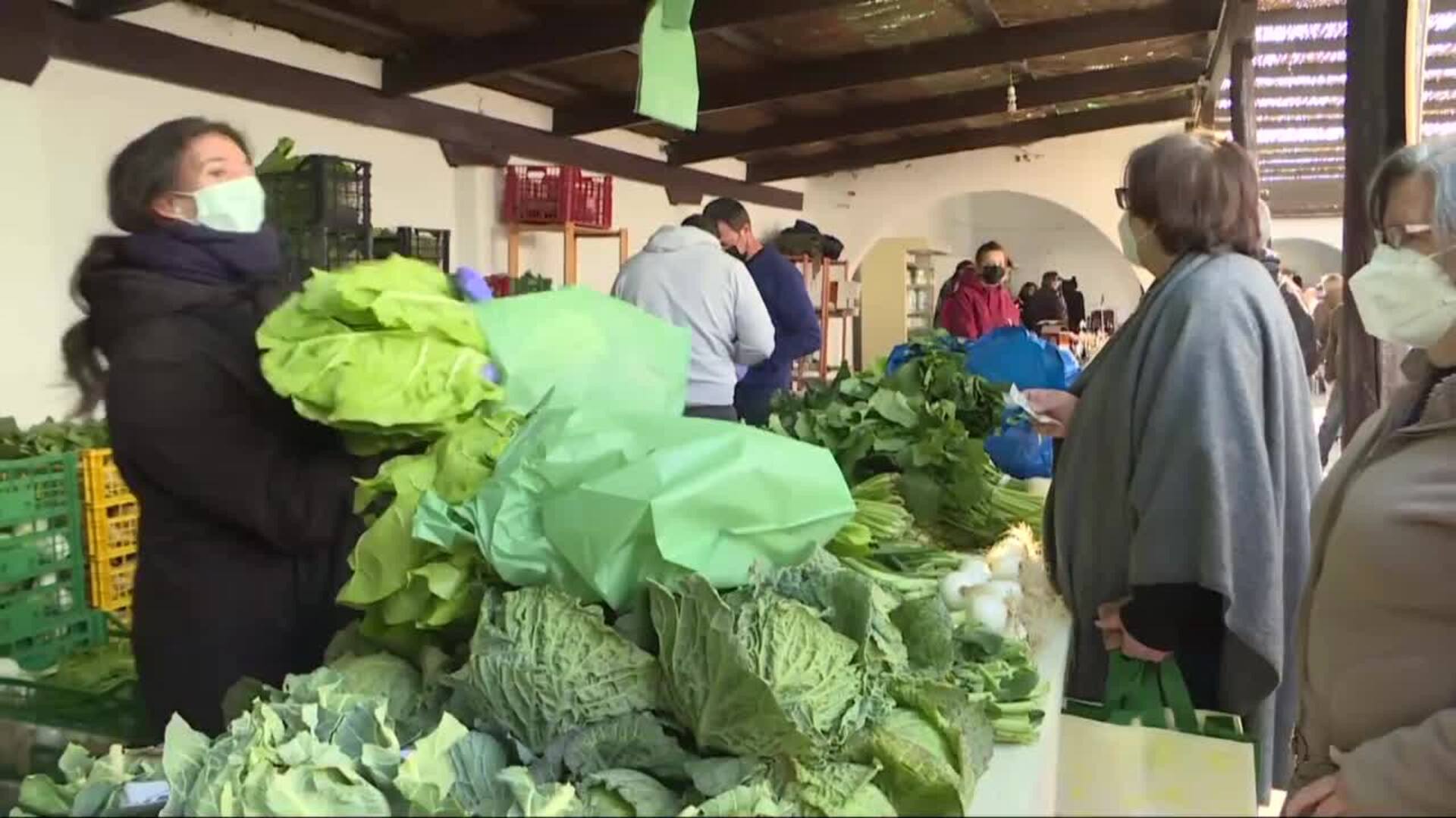 El Día de Mercado atrae a decenas de consumidores