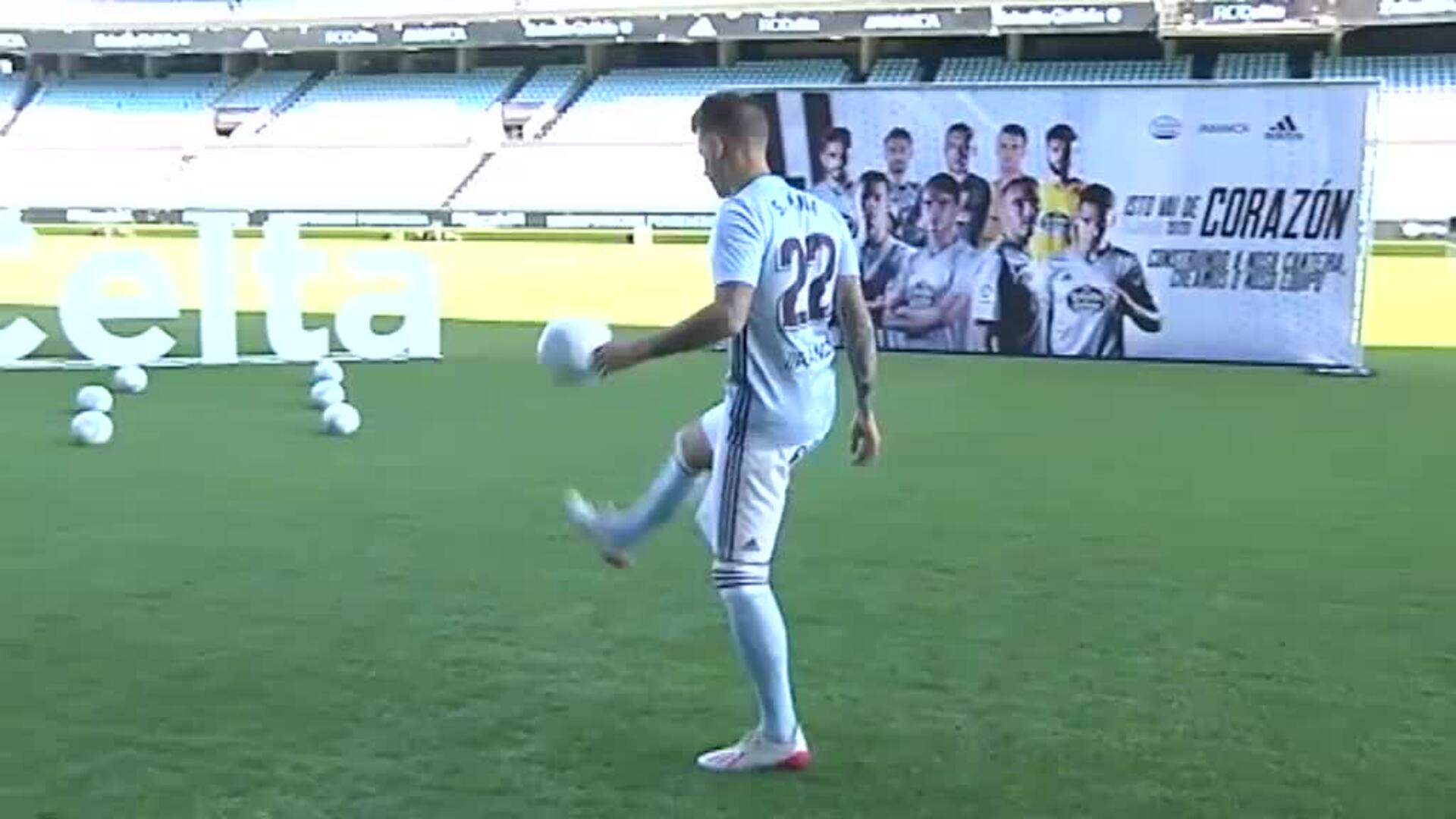 El Celta de Vigo presenta a Santi Mina, su nuevo fichaje