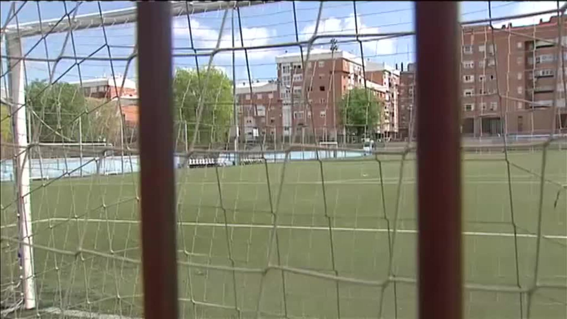 Desinfección de calles y plazas para los paseos de los niños