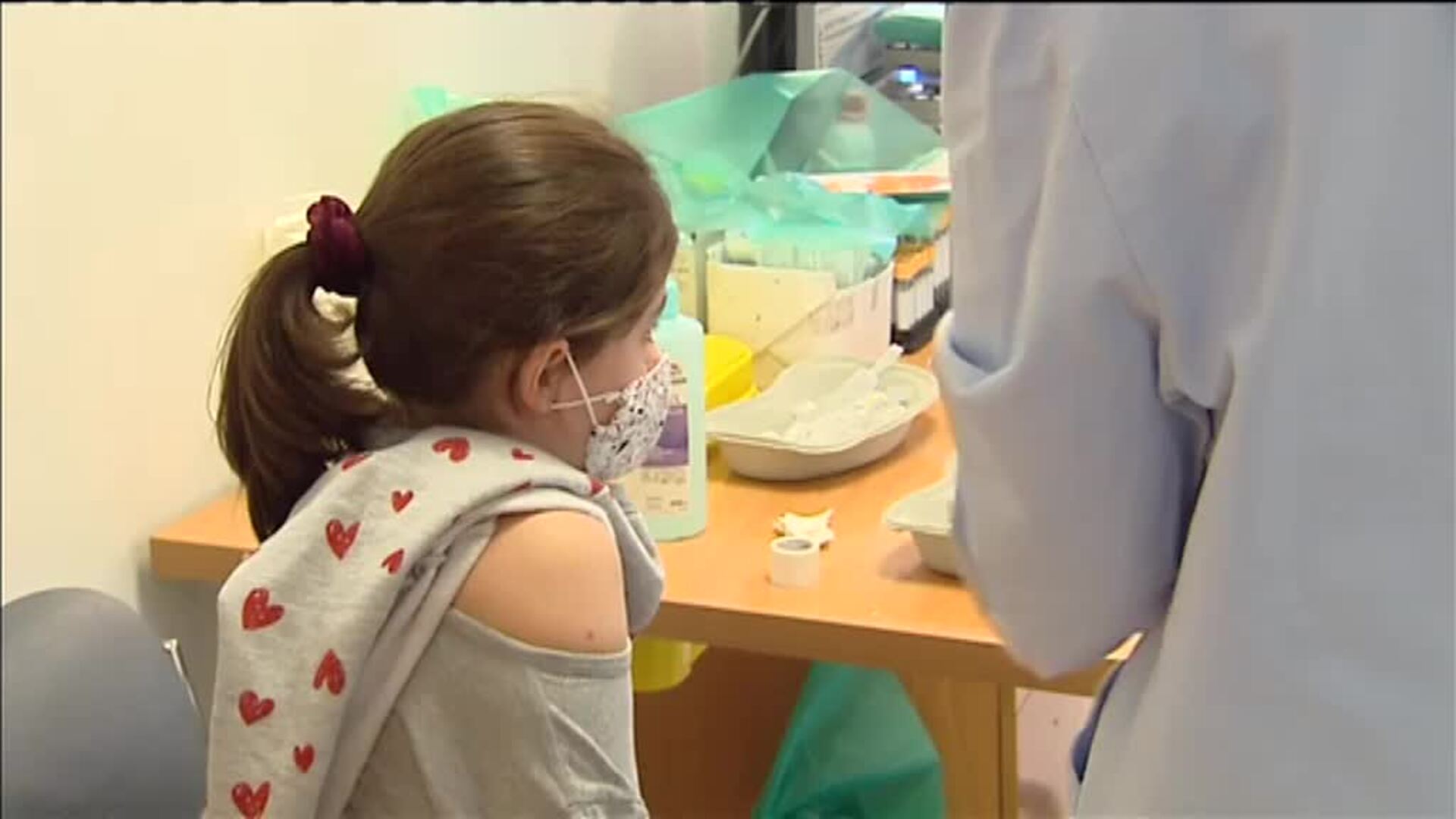 Superhéroes, nervios, ganas y colas. Así arranca la vacunación de los más pequeños