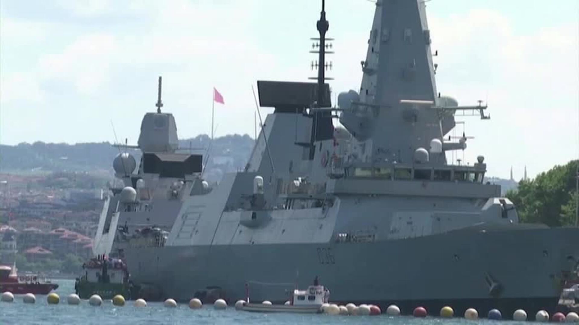 Navío ruso dispara como advertencia contra buque británico