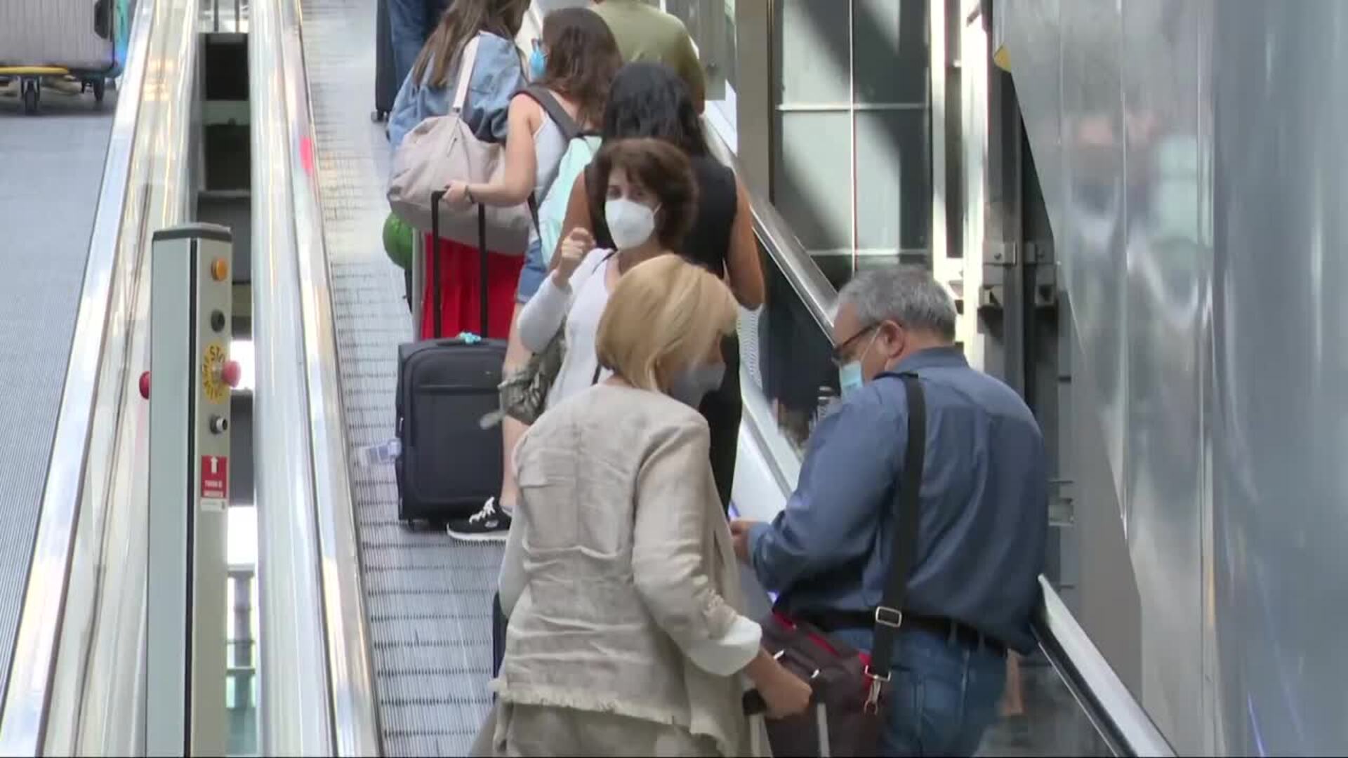 Españoles llegan al aeropuerto para volver a la rutina tras el verano