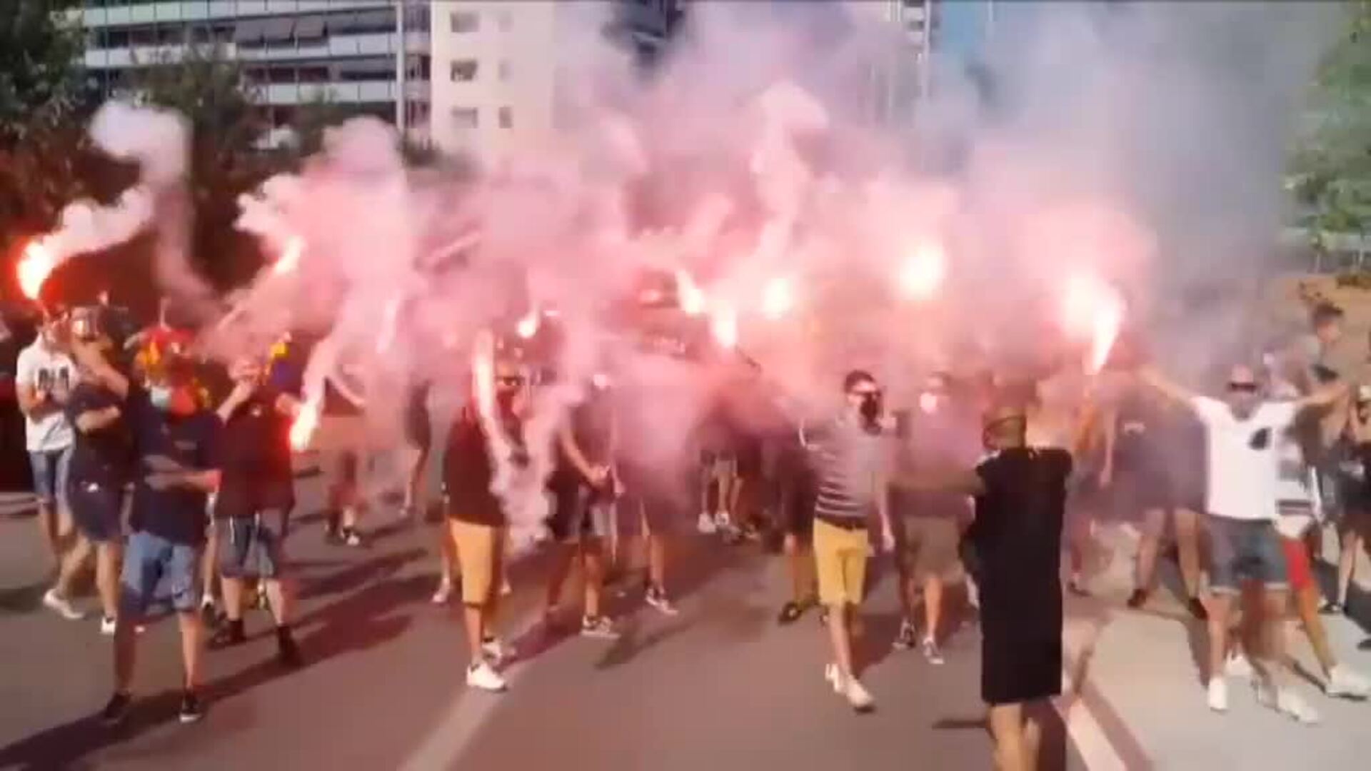 Aficionados del Sant Andreu se agolpan para animar el posible ascenso del club