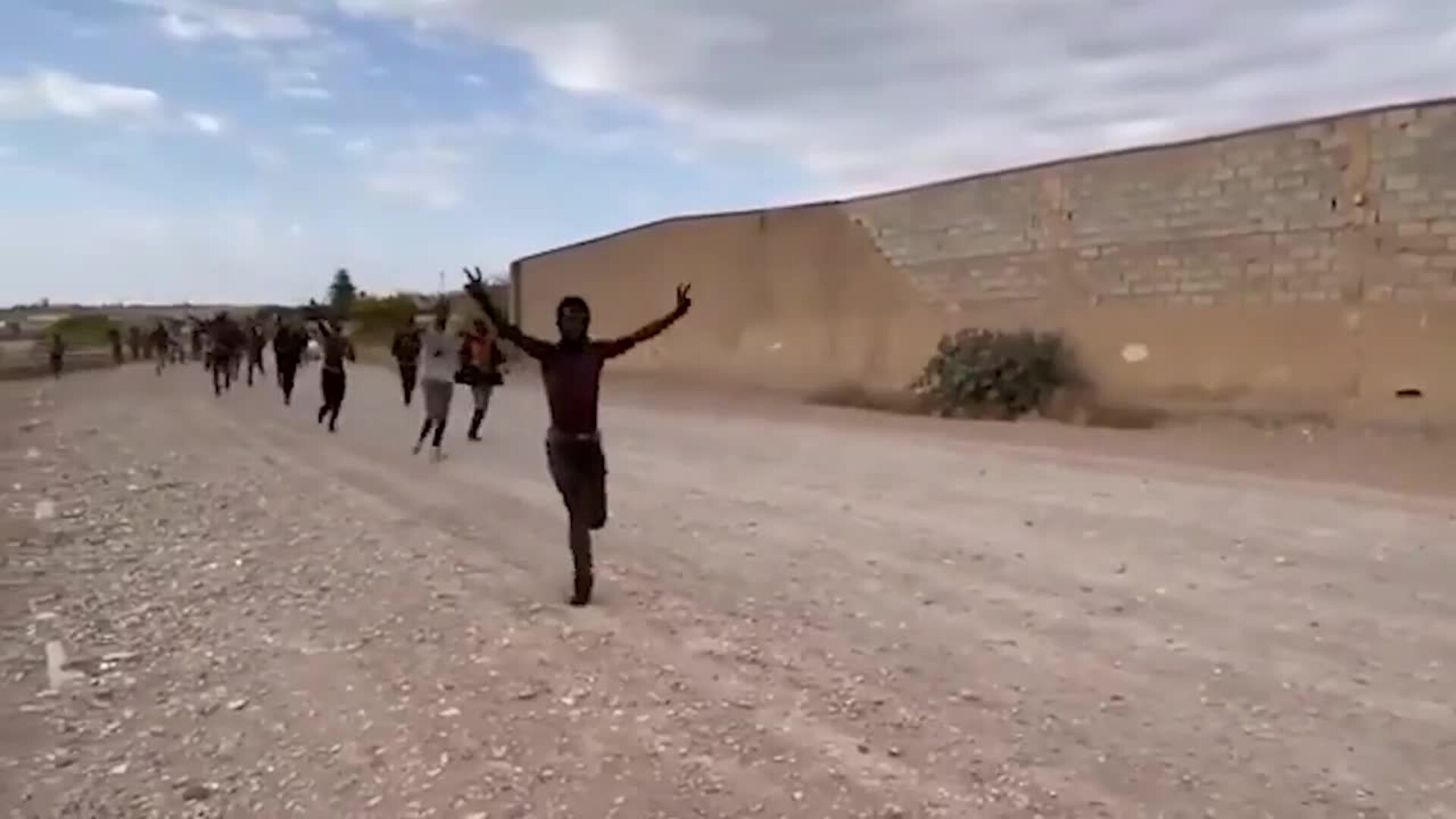 Cientos de migrantes saltan la valla de Melilla