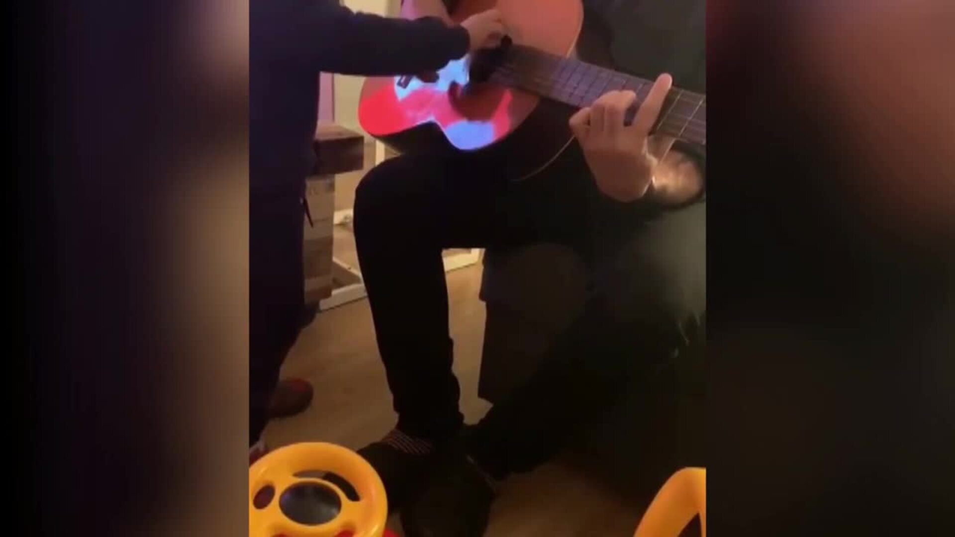 Rayden toca la guitarra junto a un niño pequeño