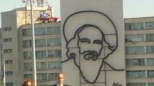 El Gobierno obliga a los Reyes a fotografiarse ante los revolucionarios Che y Cienfuegos